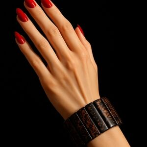 VINTAGE ’80s RUNWAY REAL HORN STRETCH BRACELET – EXCELLENT CONDITION